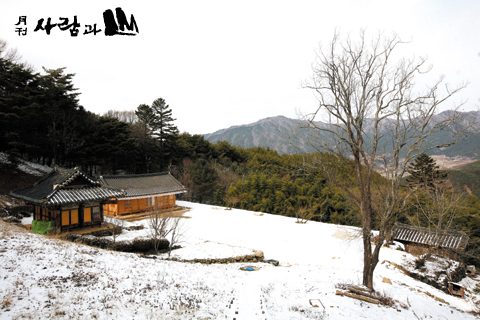 물매화 피는 산길 끝 고요한 암자