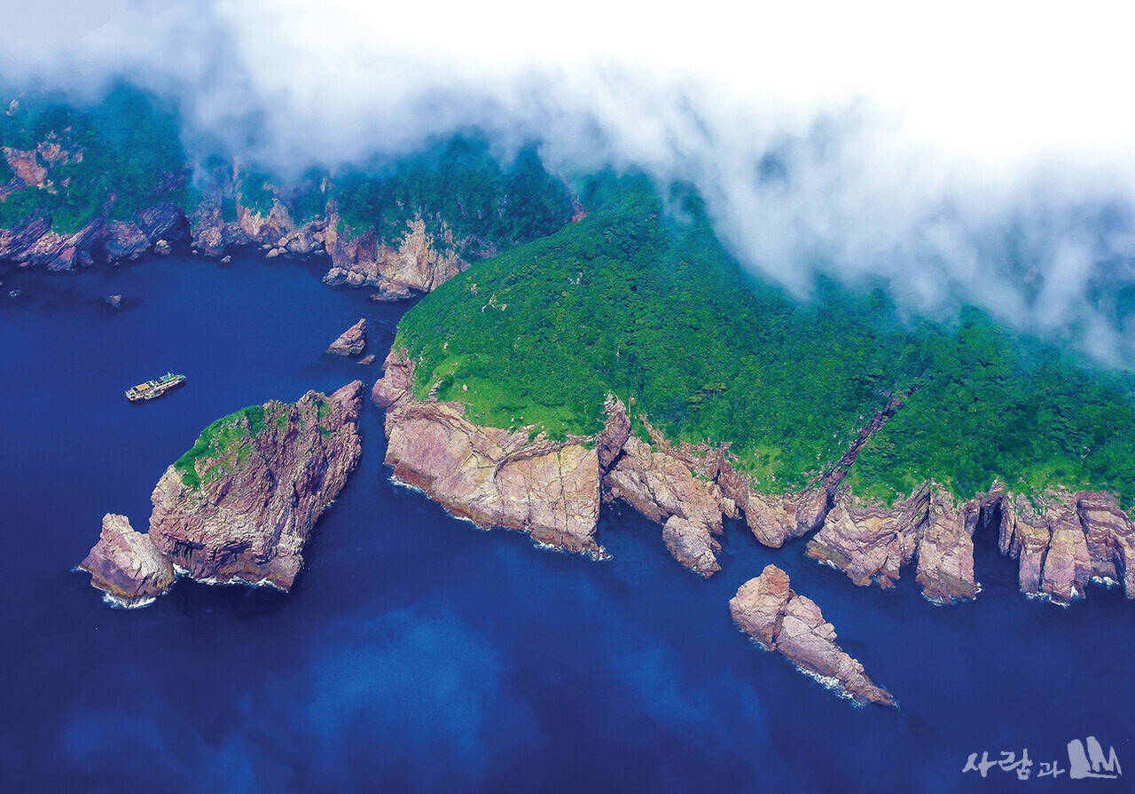 홍도 해안절벽을 이룬 기기묘묘한 형상의 바위들. 왼쪽 바위섬은 상제비여다. (사진·정종원 기자)