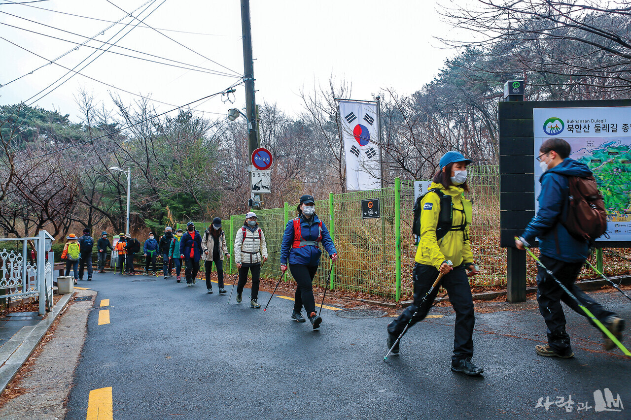 삼일절 노르딕워킹행사 31km, 21km 구간에 각각 참가한 회원들이 손병희 선생 묘역 일원에서 서로 교차하고 있다.