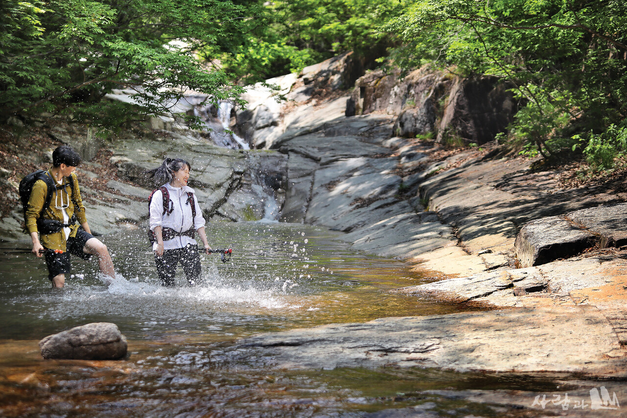 용추계곡은 물살이 잔잔하고 수심이 깊지 않아 남녀노소 안전하게 물놀이를 즐길 수 있다.