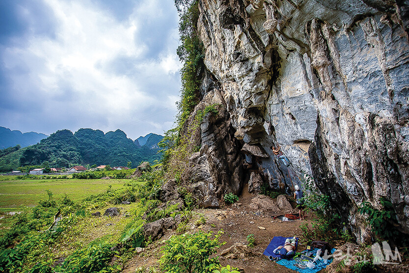 올록볼록 솟은 카르스트 지형이 특징인 후룽의 암벽.