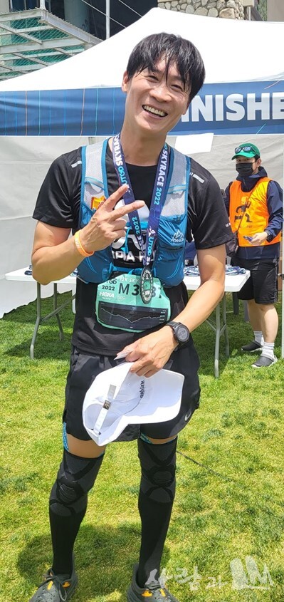 12킬로미터 부문을 완주한 배우 진선규씨가 1시간38분38초로 결승선을 통과한 후 함박웃음으로 완주의 기쁨을 표현했다.