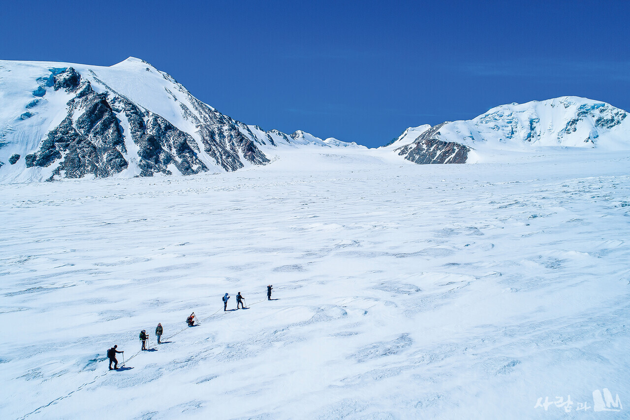 광활한 타왕복드 포타닌빙하를 오르고 있다. 오른쪽 봉우리가 몽골 최고봉인 후이뜽이다.