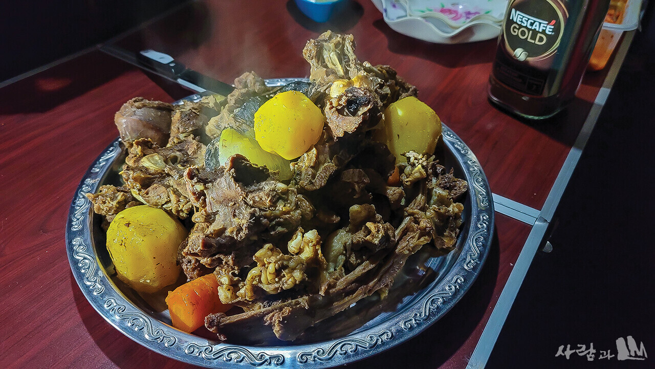 몽골의 전통 음식인 허르헉. 달군 돌멩이로 익힌 것이다.