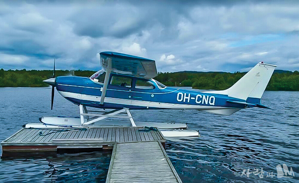 이나리 호수에서 관광객을 기다리는 수상비행기.