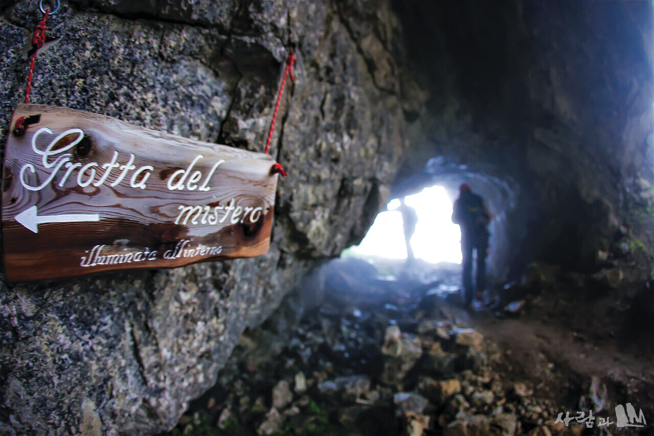 신비의 동굴 Grotta del mistero로 들어가는 나무 표지판.
