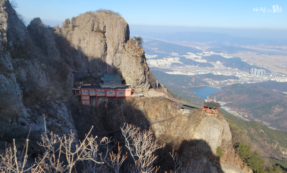 �ݿ����� ��� ������ ����. ���� ������ �����ϰ� ����� ���� �� ���� ĭ ���ä�� ��ġ�� �� ���� ȣ���� 4�� ������ �����. ������ ������ ���� �濡 �ⷷ�ٸ��� �ɷ��ְ� �� �ڷ� �ݿ����������� ���δ�.