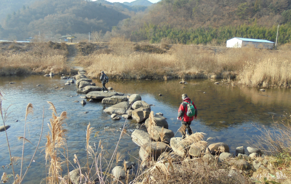 ¡�˴ٸ� (���� �帣�� ��� �帣��, ������ ��� ��� ��µ�, ���� ��� ��� ���� ���ϰ�, ¡�˴ٸ��� �Ǿ� ����� �ִ�. / ���õ� ���� ���� ������ ������. �״� �ε� ���ӿ� ������ ���� ���� ��� �Ͼ ������ �ǳʶ�. -��ȣ�� �� �߿���)