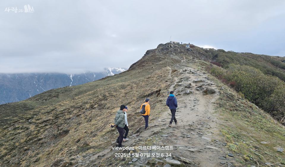 ������ ����VIEW POINT�� �Ѿ�  BASE CAMP��  ���� ��,  ���� �ռ� ����� �������̵� ����, Ȳ�� ������ ����ö��, �ϴû� ���� ����ȣ ��δ�, ������ �ڿ� �� ���̵� �ٸ�, ���ڴ� �ڿ��� ������ �����.